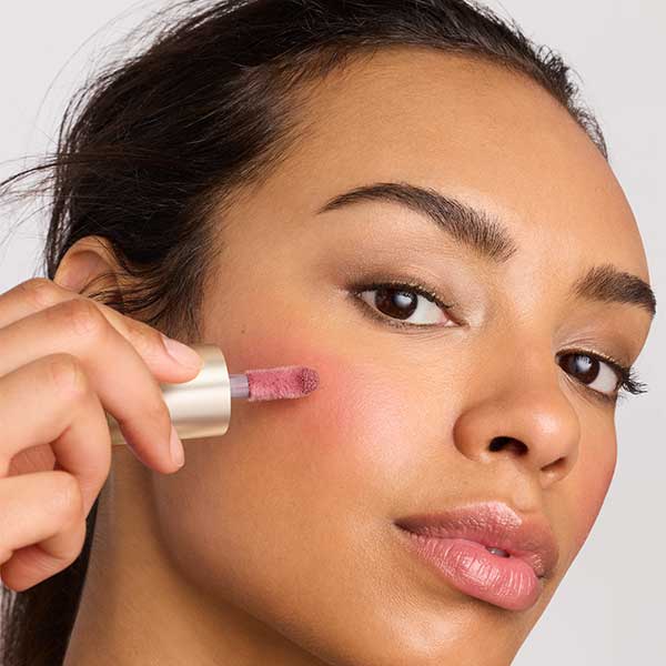 Liquid Blush vs Powder Blush: Which Formula Delivers the Best Results for Your Skin?